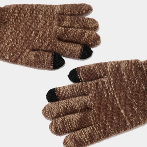 Dettaglio di guanti in maglia marrone scuro con punte delle dita touch e texture calda