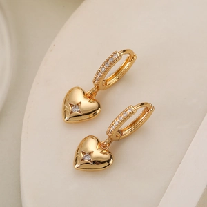 Orecchini a cuore placcati in oro minimalisti con intarsio in zircone lucido