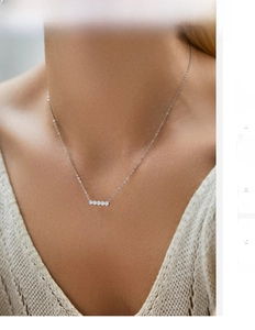 Vista ravvicinata di cinque diamanti moissanite colore D allineati su collana argento
