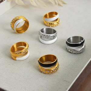 Lot de 6 bagues en acier titane plaqué or 18 carats avec émail et diamants