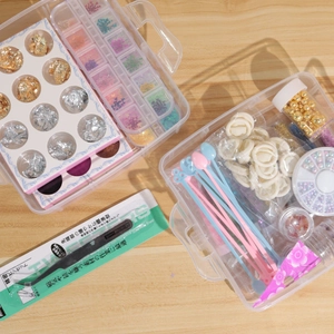 Détail macro du kit de résine DIY avec fleurs séchées, paillettes et une pincette