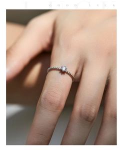 Bague perlée en argent S925 avec un détail de pierre solitaire en moissanite