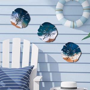 Dreiteiliges Wanddekor-Set aus Holz mit Sanddollar-Motiv und Wellendruck auf Holzwand