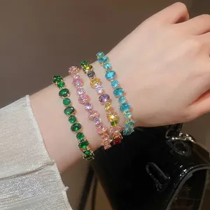 Bracelets dorés élégants avec pierres ovales en émeraude, rose et tons aigue-marine