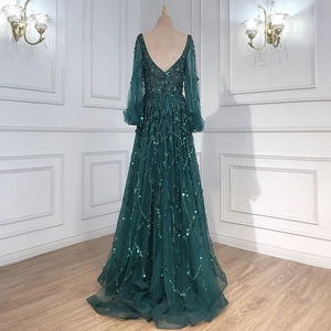 Abito da sera verde smeraldo con profondo scollo a V e lussuose decorazioni di perline