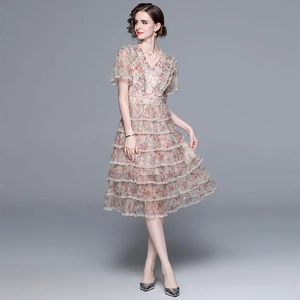 Robe longue en mesh à fleurs roses avec perles, jupe à volants et col en V élégant