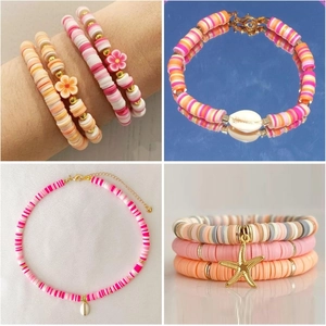 Détail d'un ensemble de bijoux en argile rose et orange avec des breloques fleur et étoile