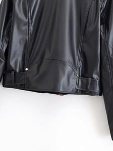 Detailansicht der schwarzen Bikerjacke aus Kunstleder mit Gürtelschnalle und Saumdetail
