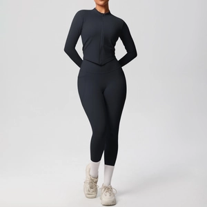 Vue détaillée du legging de yoga taille haute avec poches et veste zippée ajustée