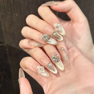 Cat eye plaknagels met 3D witte bloemen en sprankelende strass steentjes op lange stiletto