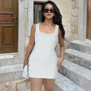 Abito corto bianco senza maniche attillato con perline in maglia a coste estivo moda