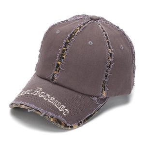 Détail du patchwork imprimé léopard et de la broderie sur une casquette de baseball vintage