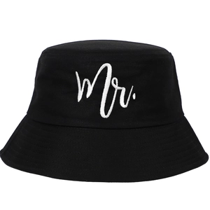 Chapeau bob en coton noir avec broderie Mr. blanche et bordure surpiquée solide