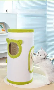 Detalle de la zona de rascado de sisal y agujero de escondite en torre para gatos