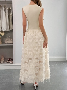 Robe longue élégante blanc crème sans manches avec franges et détails en résille