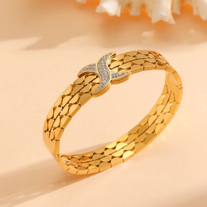 Bracelet en acier inoxydable doré avec design en X et cristaux étincelants