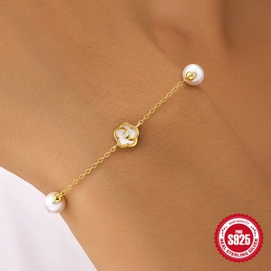Bracciale dorato in argento S925 con fiore in madreperla bianca e perle vere