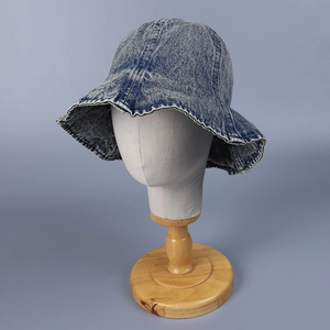 Gros plan sur un chapeau bob en denim délavé à bord volanté en bleu-gris