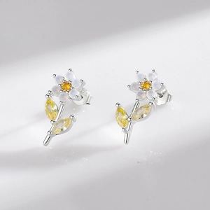 Eleganti orecchini a fiore in argento S925 con petali di opale bianco e pietre gialle