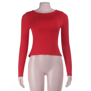 Dettaglio frontale del top corto rosso slim fit a maniche lunghe in tessuto lucido elasticizzato