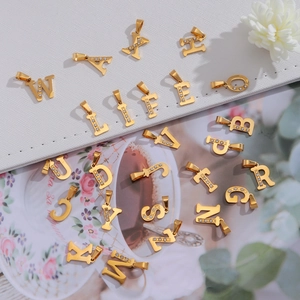 Détails des pendentifs lettres plaqués or 18 carats ornés de strass blancs brillants