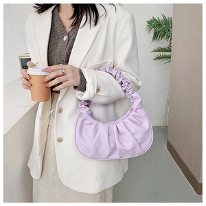 Borsa a tracolla plissettata viola in stile urbano con blazer crema e caffè caldo
