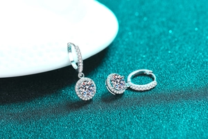 Détail macro de boucles d'oreilles halo en argent 925 avec pierres de moissanite