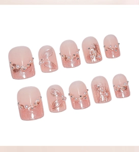 Détails d'ongles press-on rose œil-de-chat avec perles et accents de chaîne argent