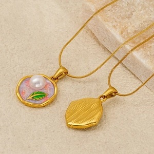 Détails du pendentif en émail floral plaqué or 18k avec perles et motifs de feuilles