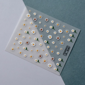 Vue macro détaillée des autocollants à ongles marguerites 5D blancs avec relief en relief