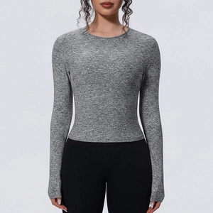 Détail du haut de yoga gris chiné à manches longues avec maille respirante