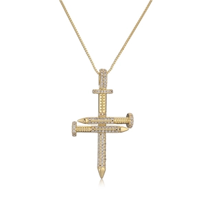 Collana in rame placcato oro con ciondolo a croce e zirconi scintillanti