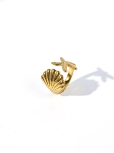 Detailed view of adjustable 18k gold plated ring with seashell and starfish motifs