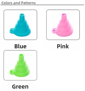 Tre imbuti pieghevoli in silicone blu, rosa e verde con fori per appendere facilmente