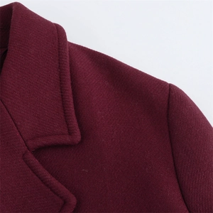 Dettaglio del risvolto e della cucitura della spalla del cappotto in lana bordeaux spina