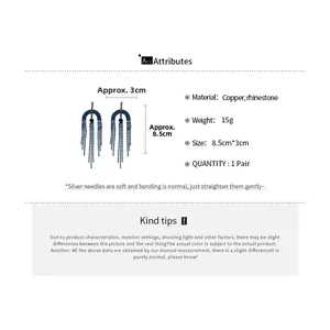 Détail montrant les boucles d'oreilles à franges bleues 8,5x3cm avec strass brillants