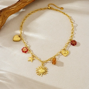 Vue détaillée des pendentifs soleil et cœur dorés sur un collier au style vintage