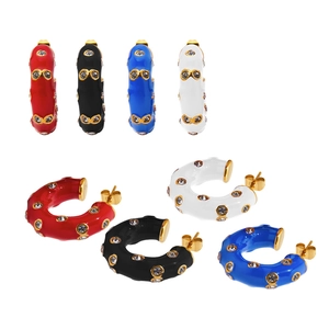 Détails de boucles d'oreilles en émail en forme de C avec cristaux et finition dorée