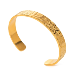 Brazalete abierto de acero inoxidable dorado con textura ondulada y acabado martillado
