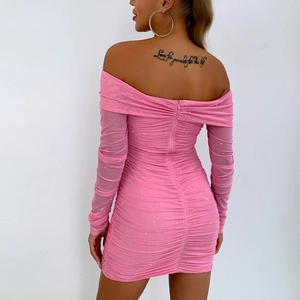 Détail de la robe rose à épaules dénudées en tissu plissé avec un effet scintillant