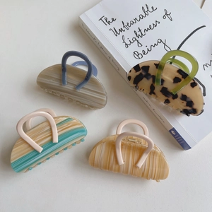 Mollette per capelli minimaliste con motivi leopardati e a righe in colori assortiti
