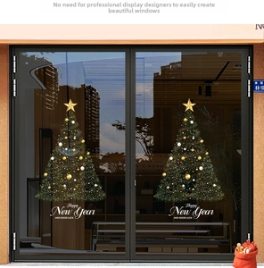 Détail de stickers sapin de Noël avec vœux du Nouvel An sur une porte vitrée