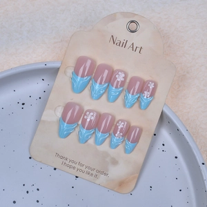 Detail von French Blue und Pink Press-on Nails mit 3D-Relieftextur und floralen Mustern