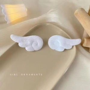 Süße weiße Plüsch-Engelsflügel Haarklammern für Mädchen in einem minimalistischen Tablett