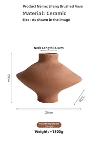 Gros plan d'un vase géométrique en céramique avec texture brossée marron lointain