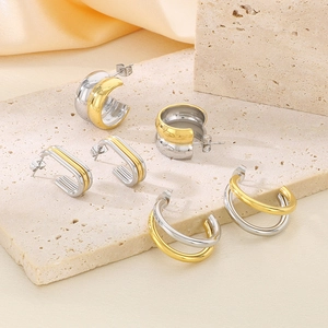 Lot de trois paires de boucles d'oreilles géométriques bicolores en acier sur pierre
