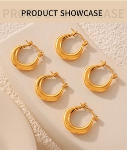 Détails macro des boucles d'oreilles en U avec design épais plaqué or poli brillant