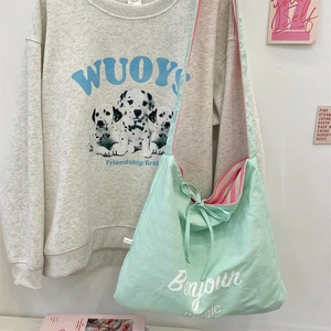 Détail du sac cabas en toile vert menthe avec imprimé Bonjour Magic et doublure rayée