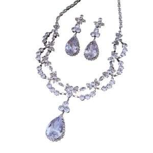 Parure élégante collier et boucles d'oreilles en argent avec zircons en forme de goutte