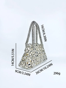 Maße der silbernen Metall-Handtasche 26x14cm mit Gewicht und Riemenhöhe im Detail